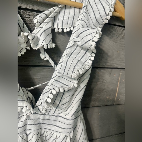 Selfie Leslie White Linen Striped Shorts Romper with across Cross Back Sz Medium - Picture 6 of 15